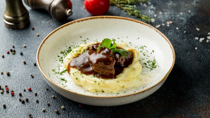 Slow-Cooked Beef Cheeks in Red Wine Sauce – Winter Comfort at Its Best